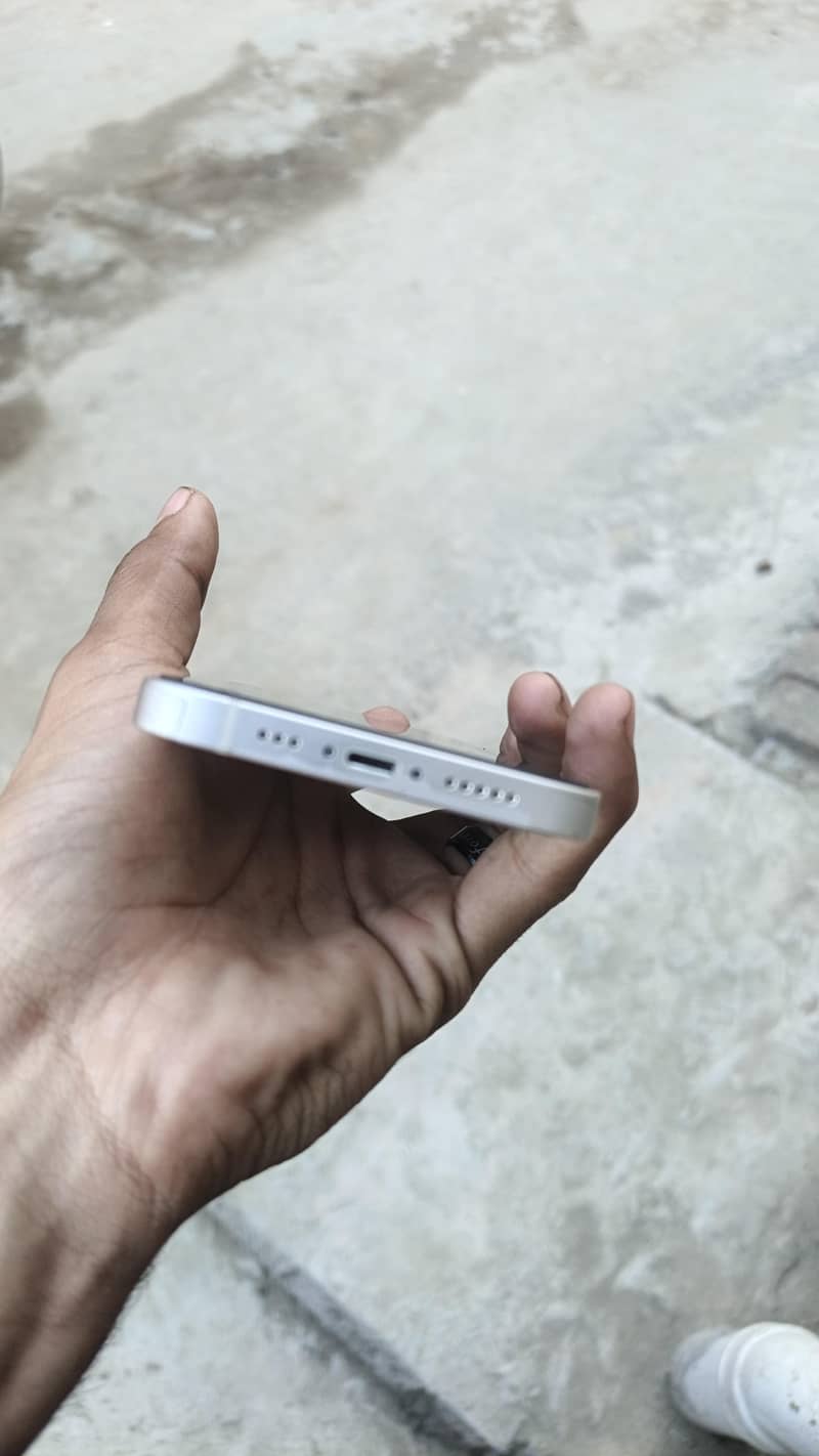 Apple iPhone 13 2