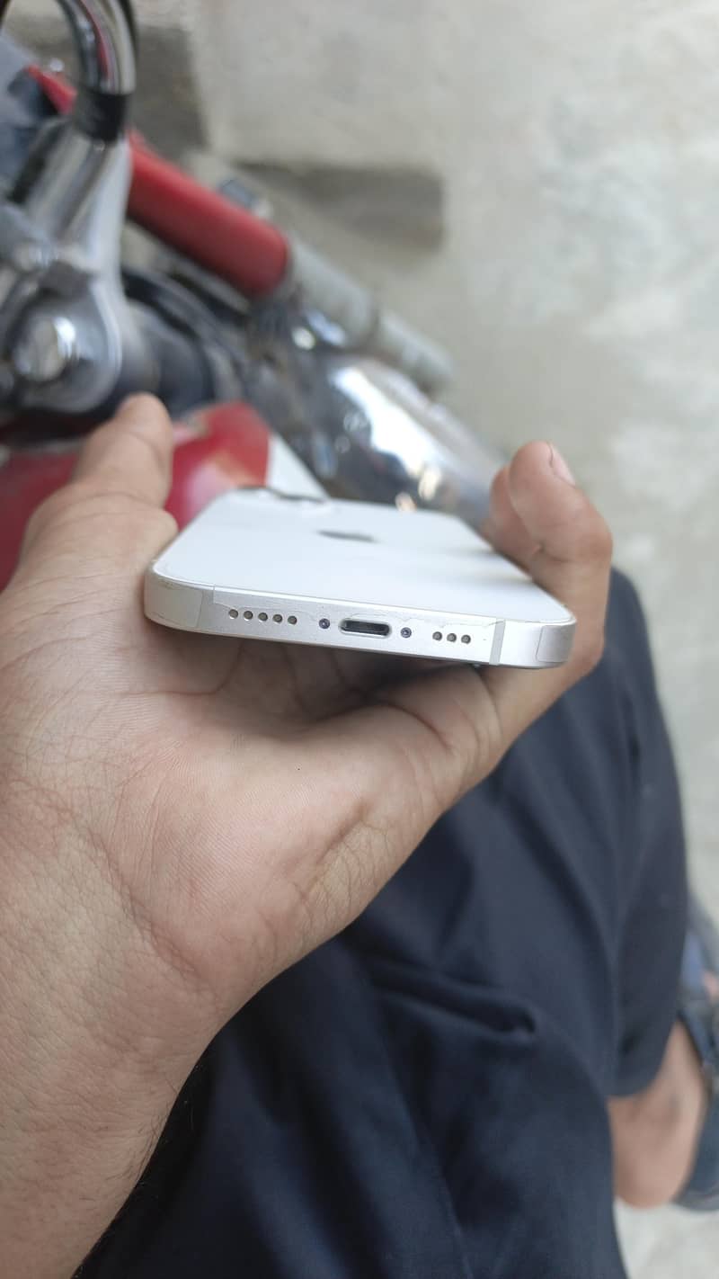 Apple iPhone 13 4