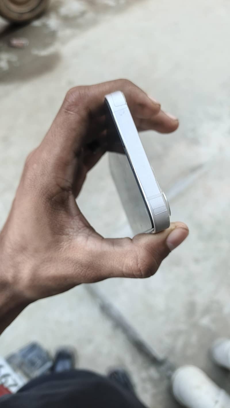 Apple iPhone 13 6