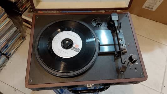 Vintage Portable Vinyl Record Player / Turntable – Suitcase Style
