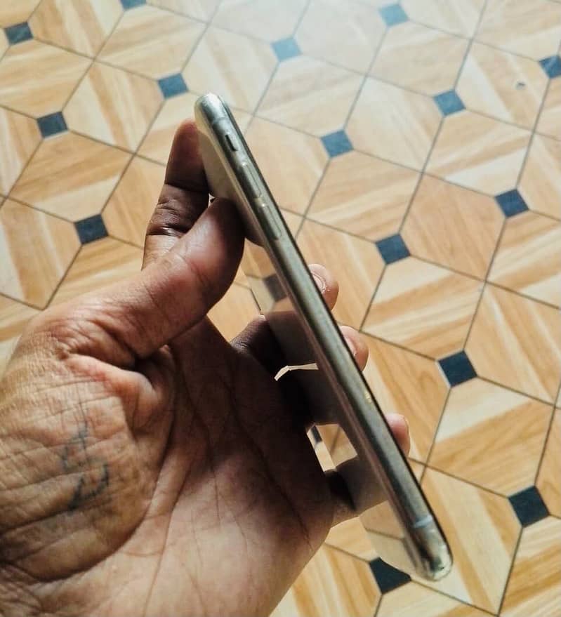Apple iPhone X 4