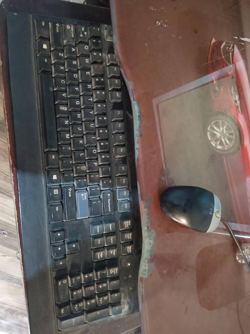 Complete Computer Setup with Table, LCD, Keyboard & Mouse 0