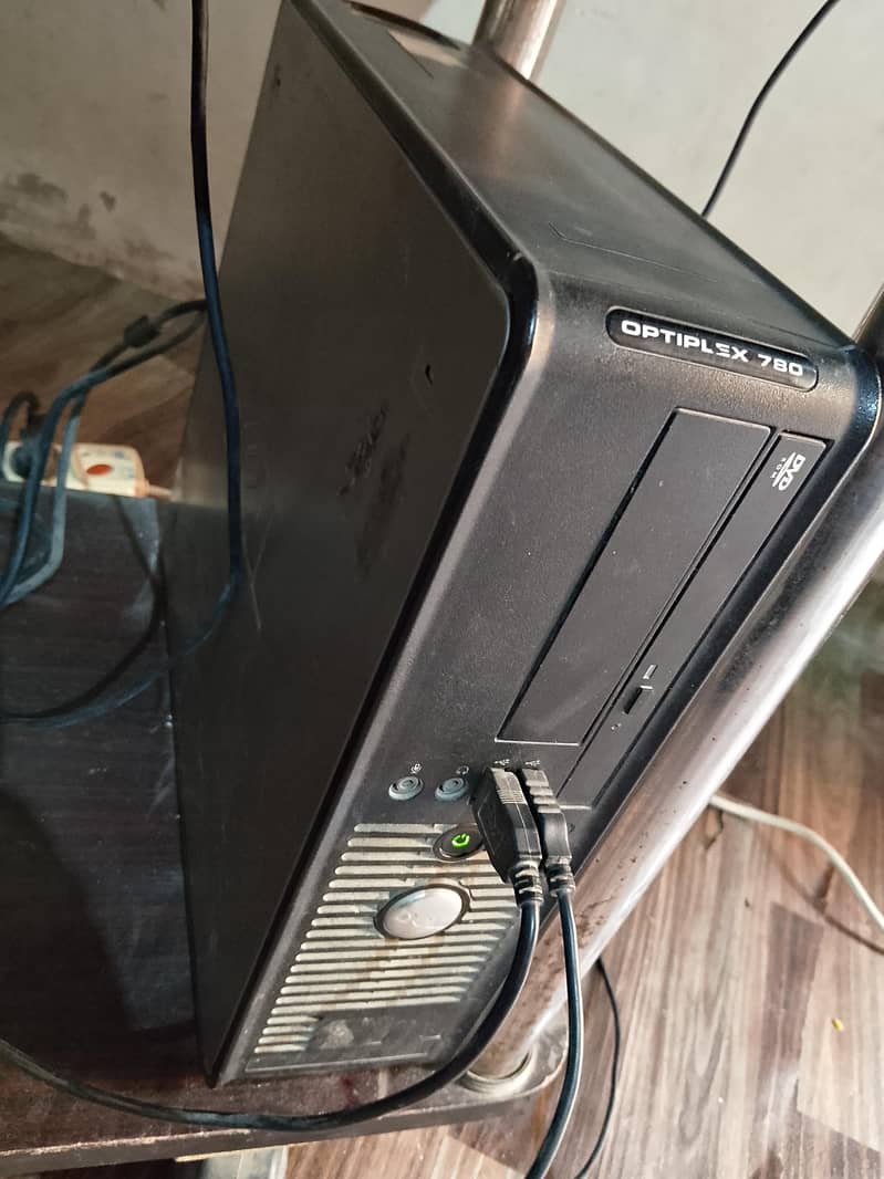 Complete Computer Setup with Table, LCD, Keyboard & Mouse 6