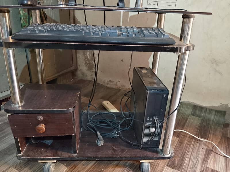 Complete Computer Setup with Table, LCD, Keyboard & Mouse 8