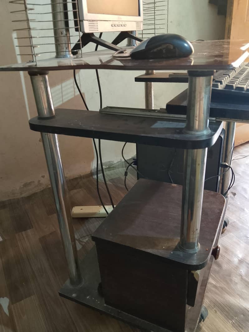 Complete Computer Setup with Table, LCD, Keyboard & Mouse 9
