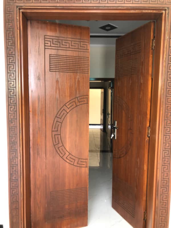 Ideal location solid construction brand new double kitchen 2