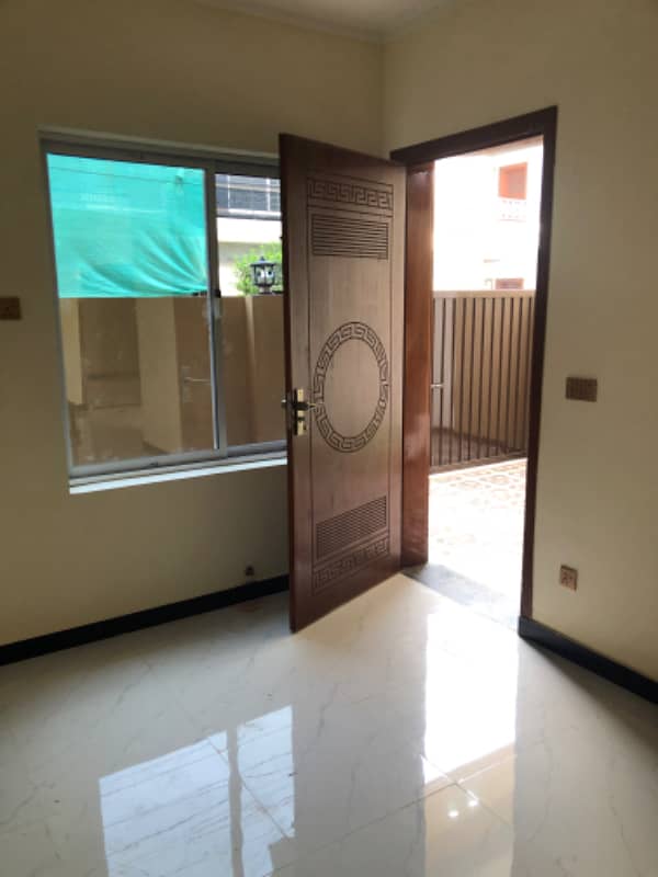 Ideal location solid construction brand new double kitchen 5
