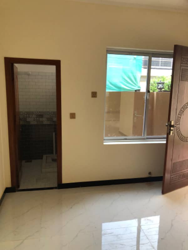 Ideal location solid construction brand new double kitchen 6