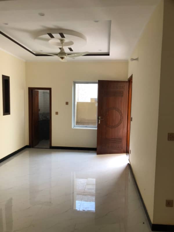 Ideal location solid construction brand new double kitchen 8