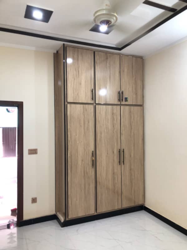 Ideal location solid construction brand new double kitchen 9
