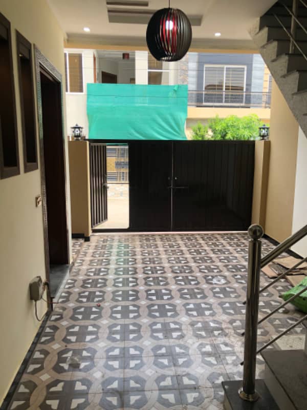 Ideal location solid construction brand new double kitchen 13
