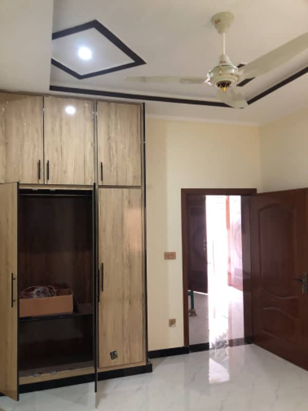 Ideal location solid construction brand new double kitchen 16
