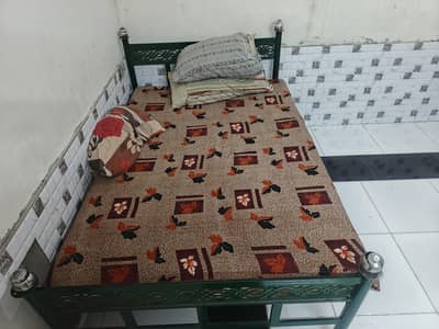 iron bed in good condition