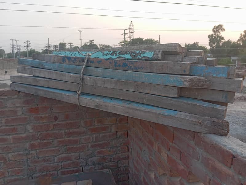 چھت والے لکڑی کے بالے فروخت کے لیے دستیاب 0