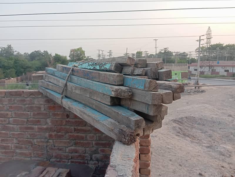 چھت والے لکڑی کے بالے فروخت کے لیے دستیاب 1