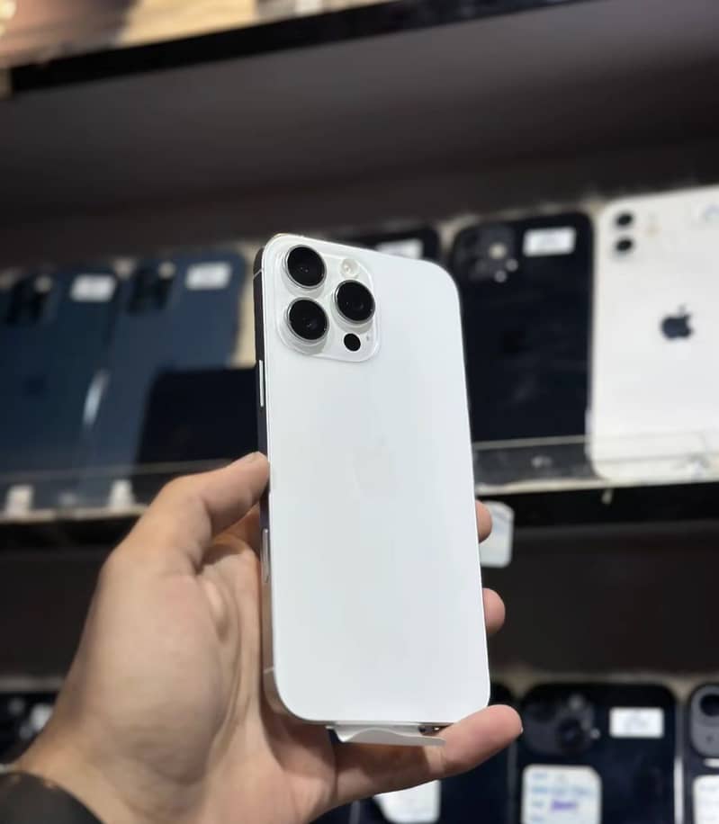 Apple iPhone 16 Pro Max 1