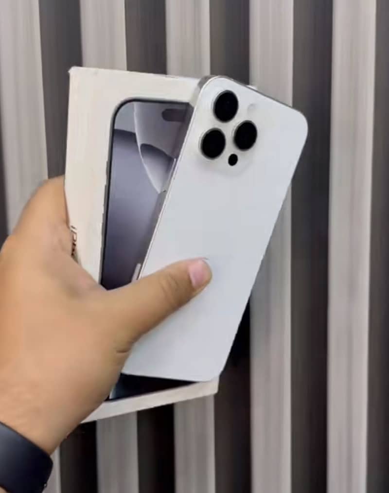 Apple iPhone 16 Pro Max 2