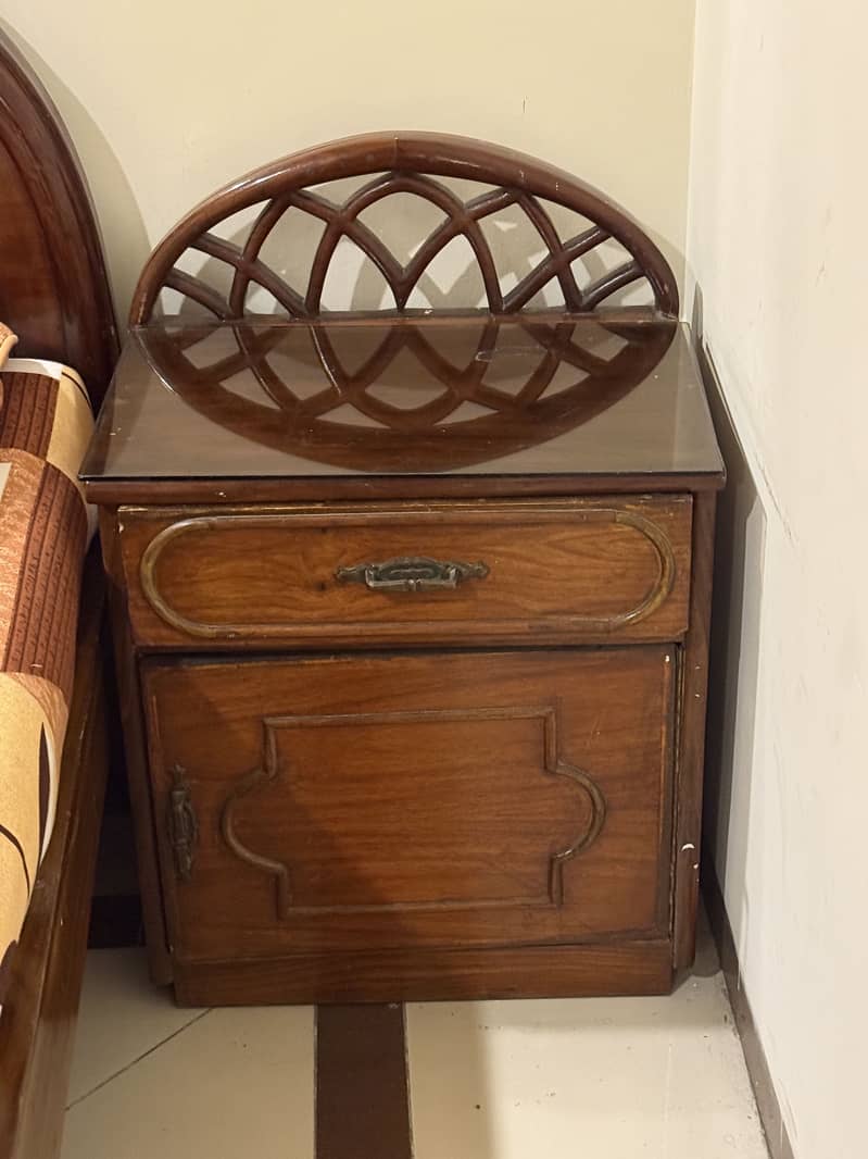 Complete bed set with side table and dressing table 0