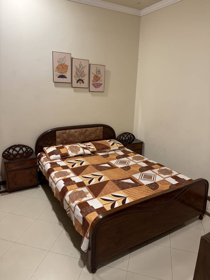 Complete bed set with side table and dressing table 3
