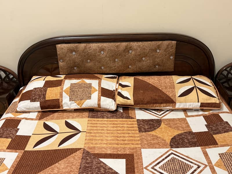 Complete bed set with side table and dressing table 5