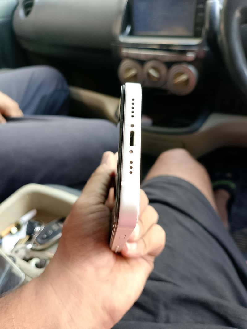 Apple iPhone 13 4