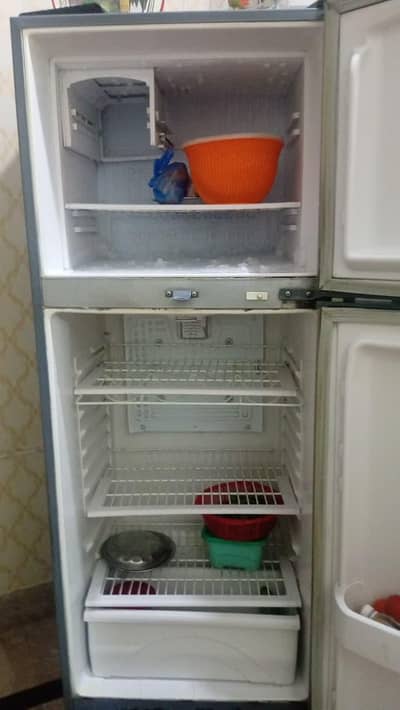 Waves Large Fridge in Good Condition