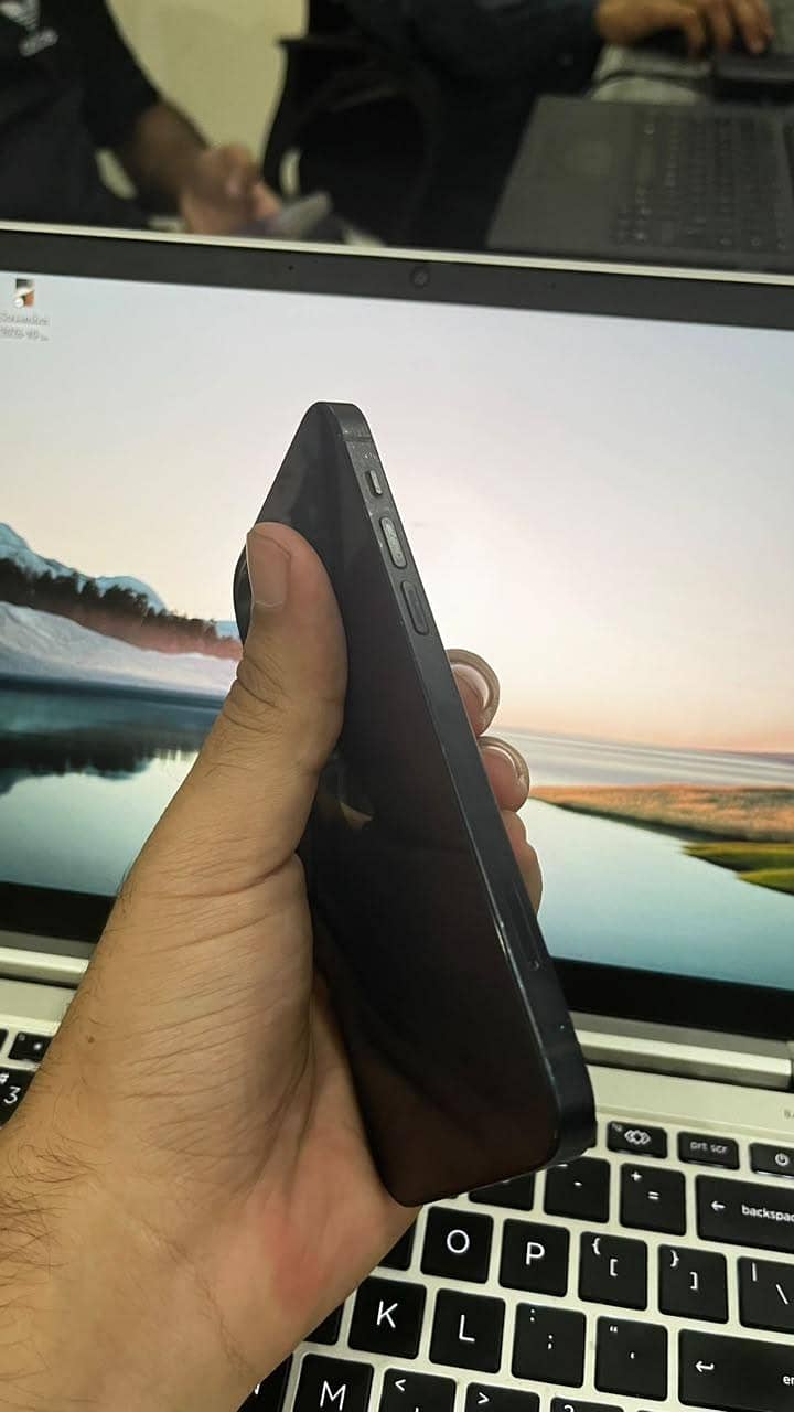 Apple iPhone 12 4