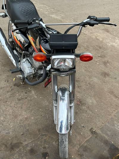 honda cg 125 black condition 10by10 ha just lo aur chalao