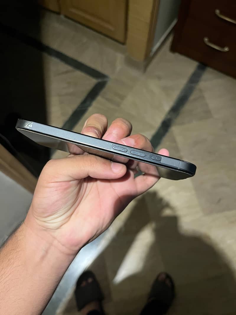 Apple iPhone 16 Pro 3