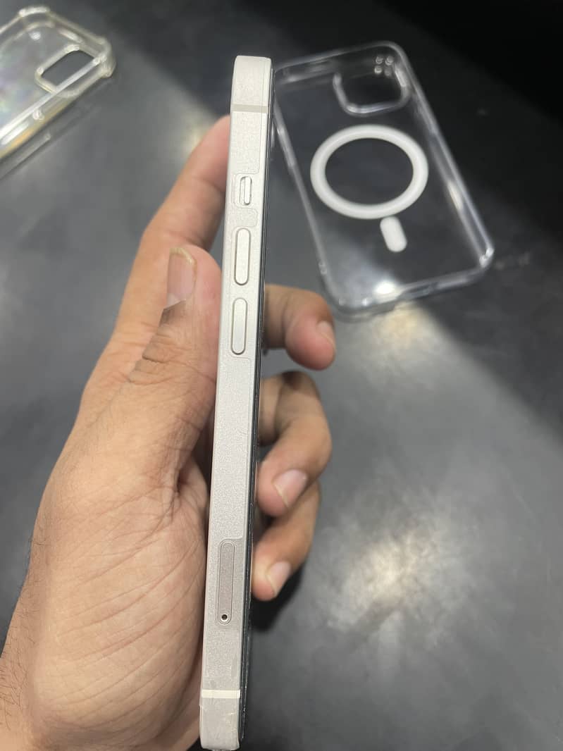 Apple iPhone 13 2