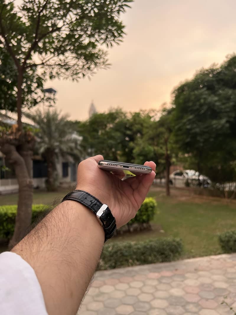 Apple iPhone X 4