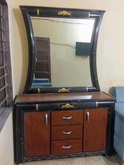3 door divider, dressing table