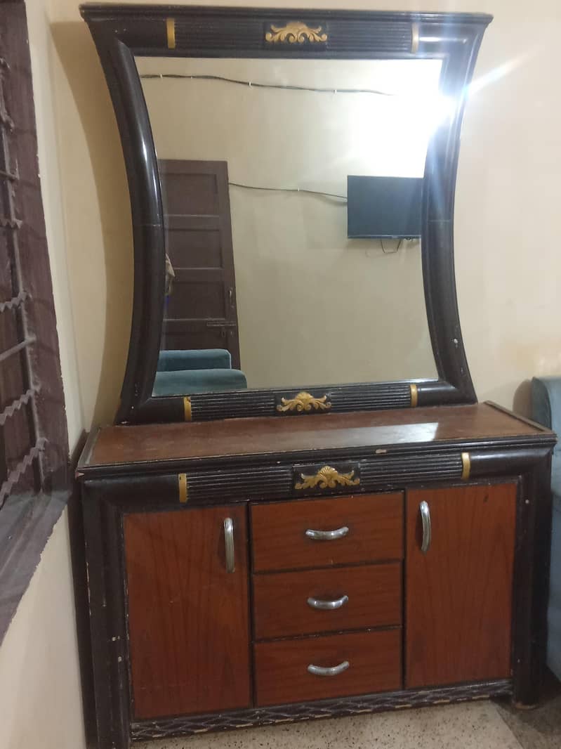3 door divider, dressing table 1