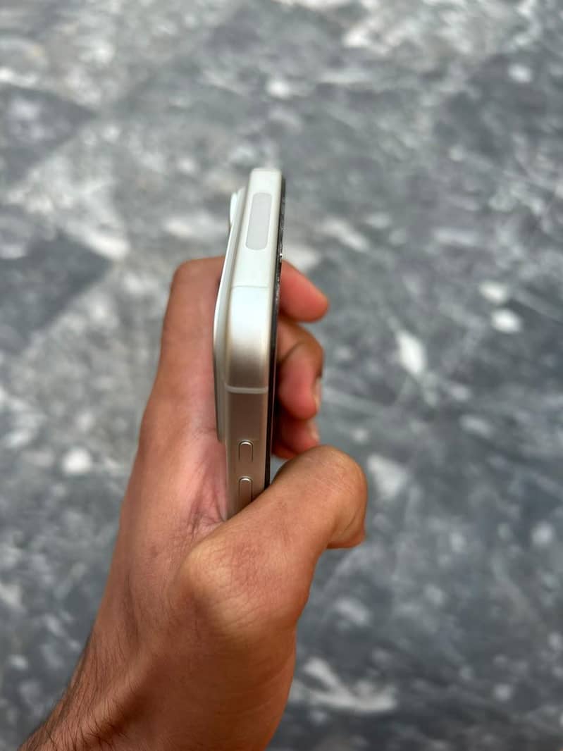 Apple iPhone 17 Pro Max 4