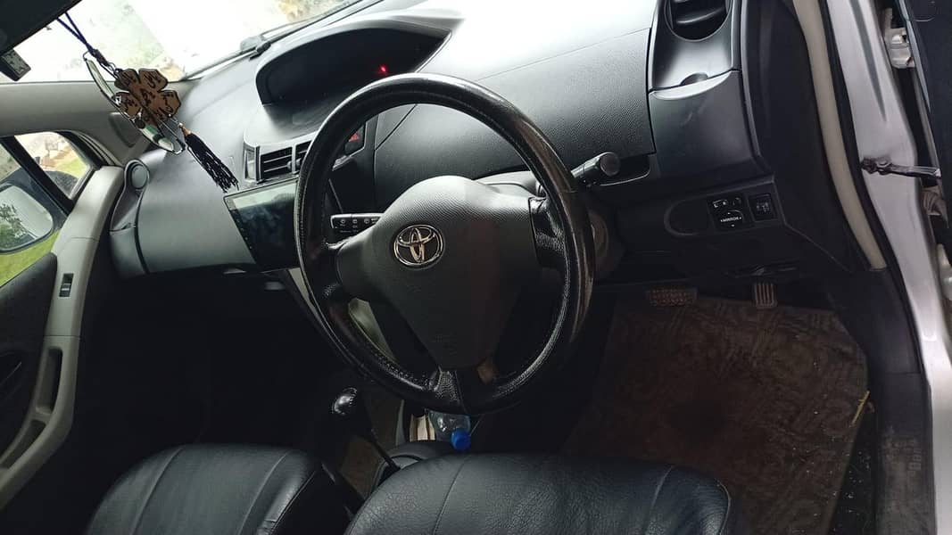 Toyota Vitz 2012 5
