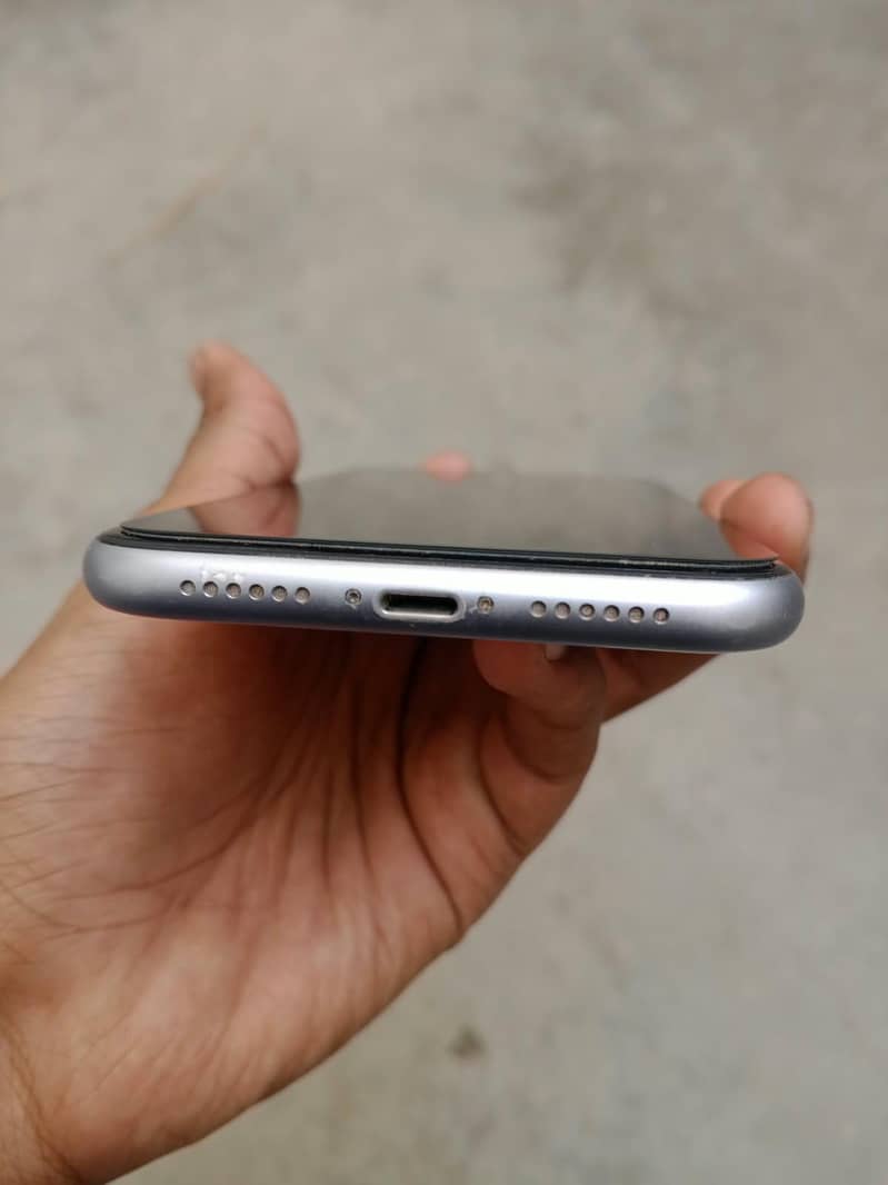 Apple iPhone 11 4