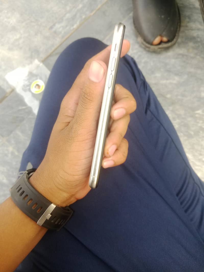 Apple iPhone X 4