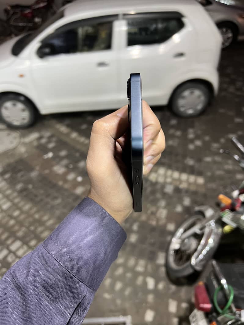 Apple iPhone 13 2