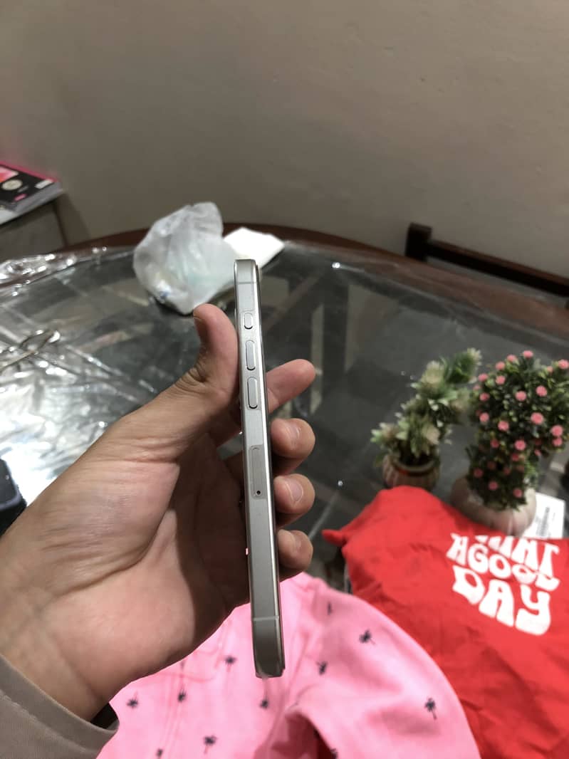 Apple iPhone 15 Pro 4