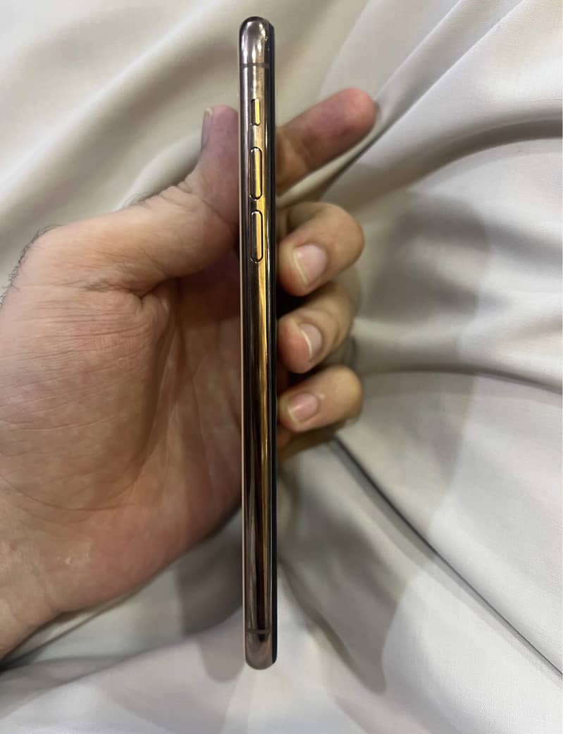 Apple iPhone 11 4