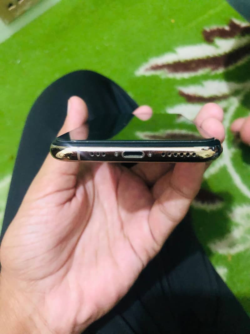 Apple iPhone XS 7