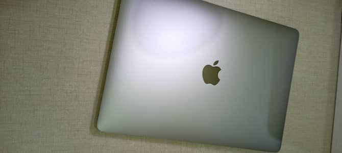 MacBook Pro 2020 (intel I7, 1TB) with original charger