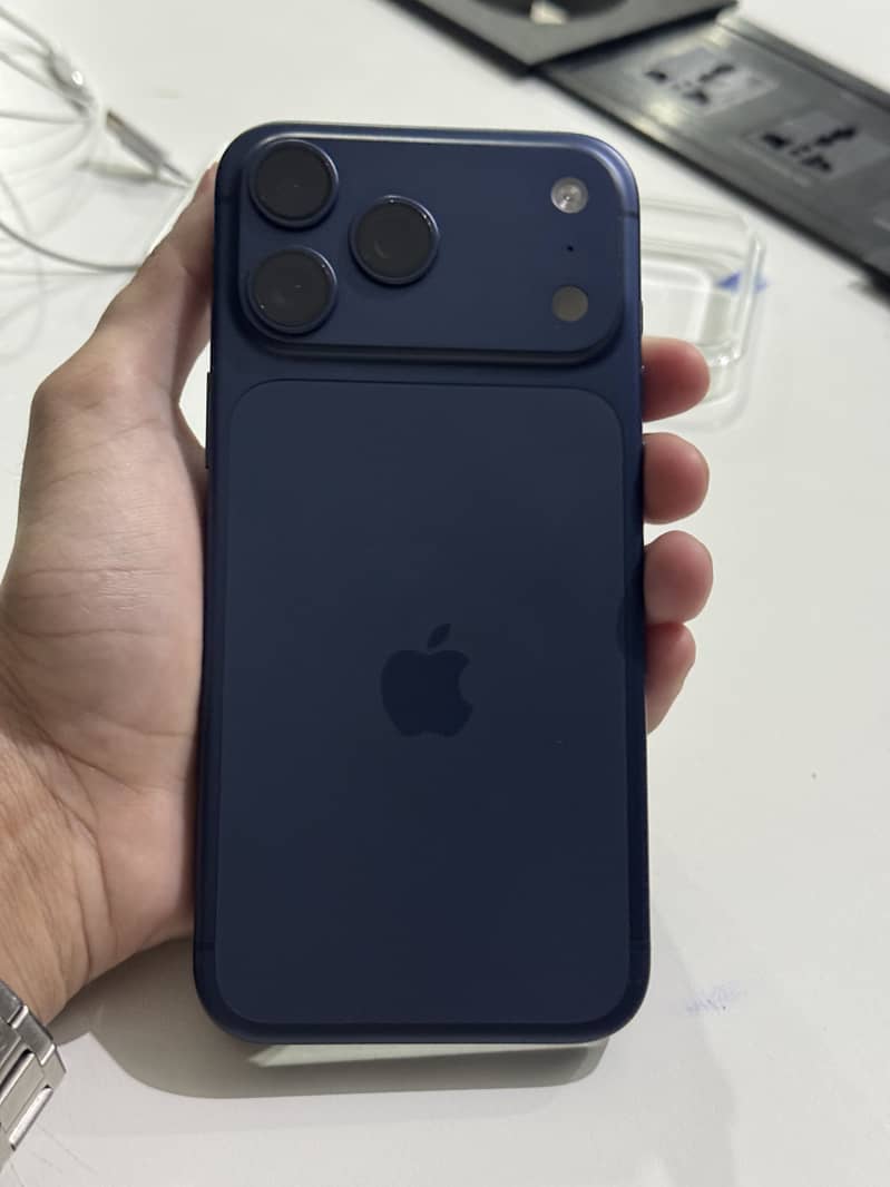 Apple iPhone 17 Pro Max 2