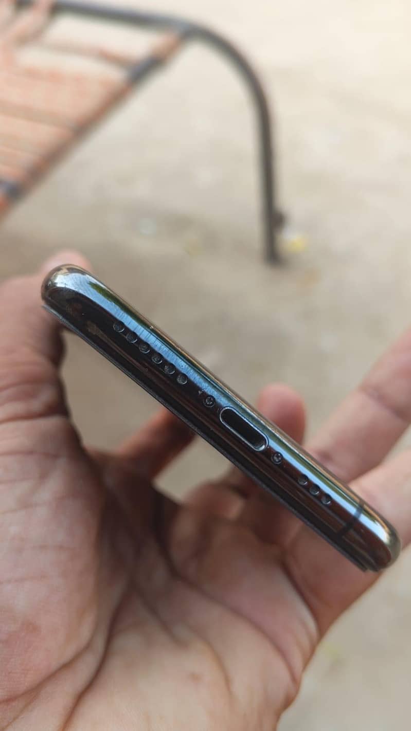 Apple iPhone XS 3