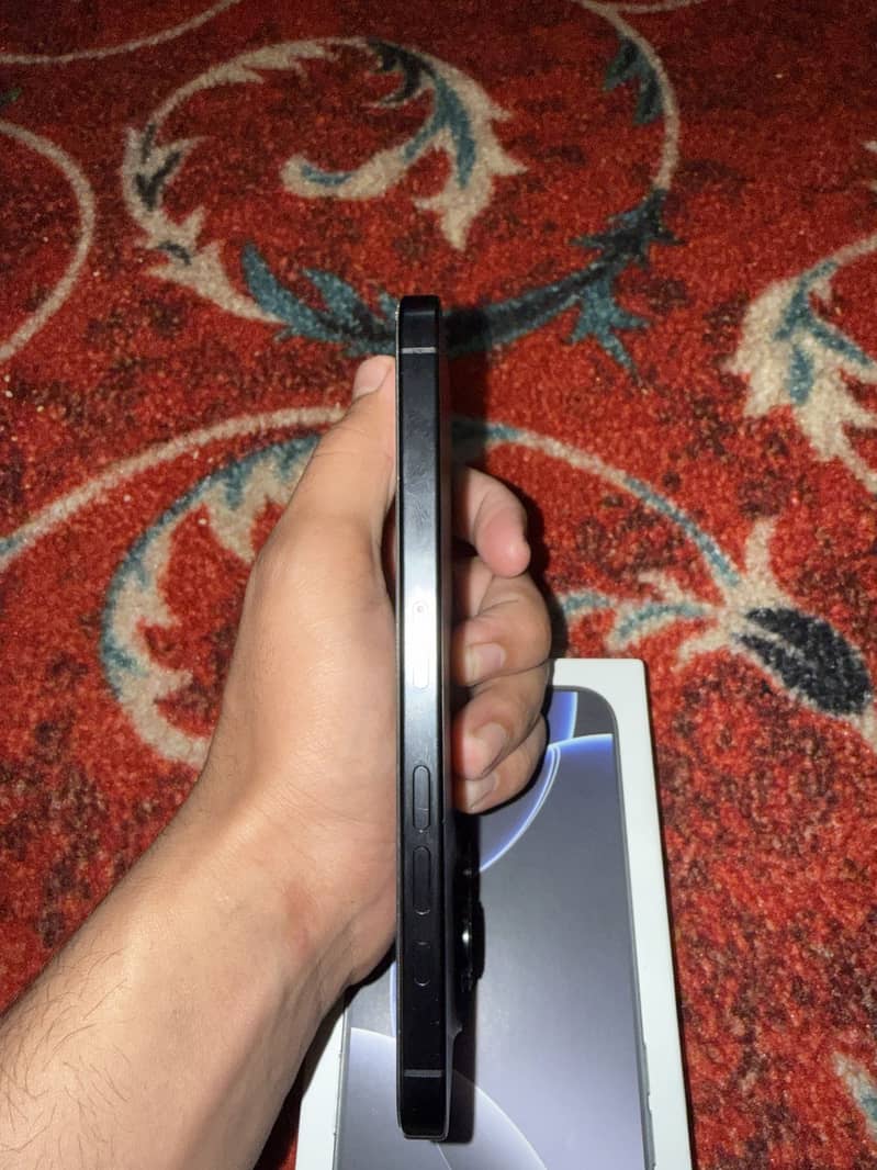 Apple iPhone 16 Pro Max 2