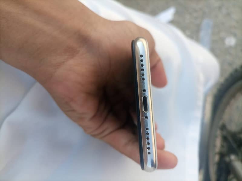 Apple iPhone X 4