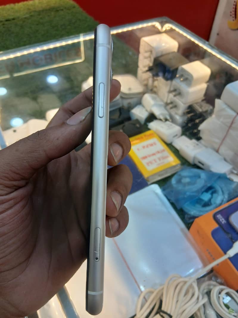 Apple iPhone 11 3