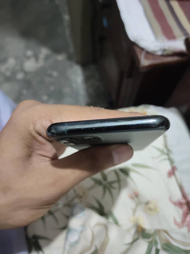 Apple iPhone 11 Pro 4