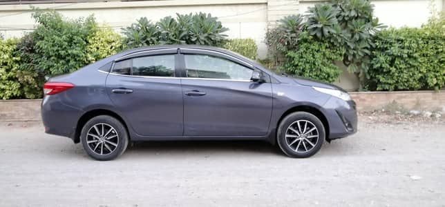 Toyota Yaris ATIV CVT 1.3 2021 eminent blue colour