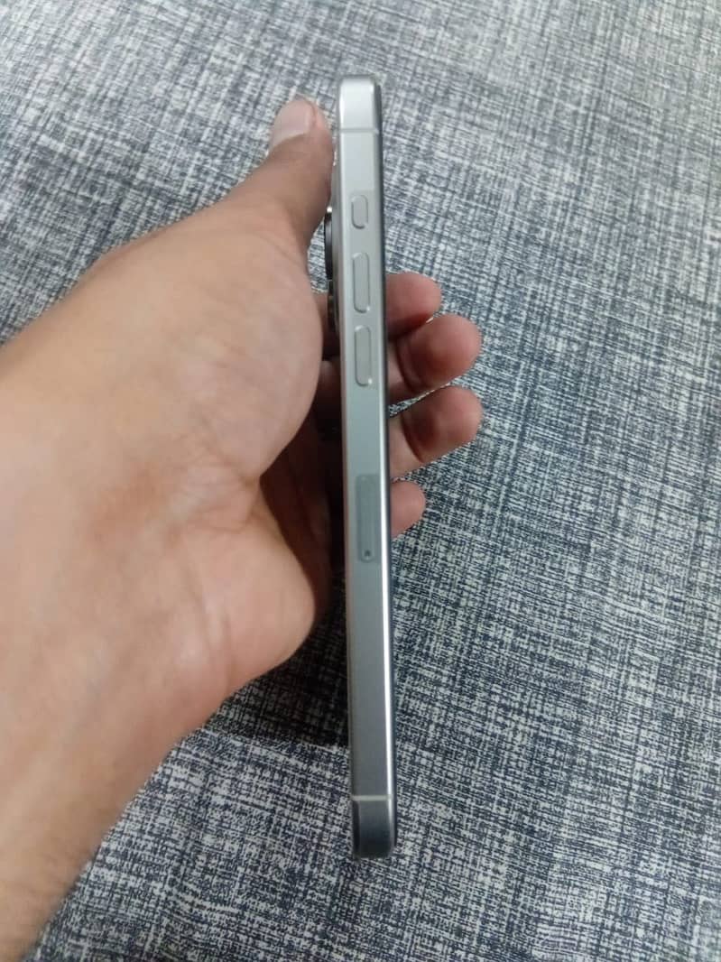 Apple iPhone 15 Pro Max 4